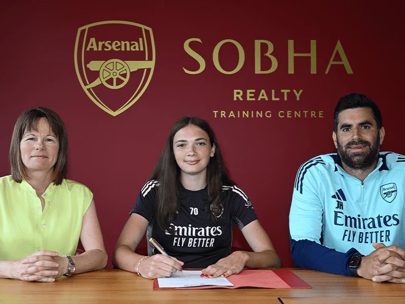 Cecily Wellesley-Smith signs first pro contract with Arsenal. Photo credit: Arsenal