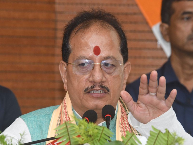 बिहार चुनाव : उपमुख्यमंत्री विजय कुमार सिन्हा की गाड़ी पर पथराव, राजद पर लगाया आरोप