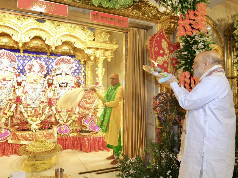 HM Shah offers prayers at Ahmedabad's Jagannath Temple, to attend key meetings later today