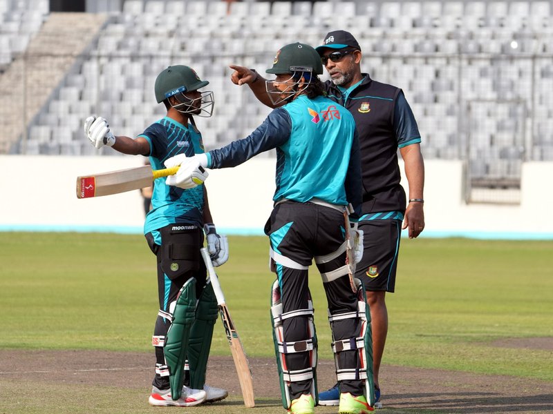 Phil Simmons leaves Sri Lanka tour for scheduled medical visit in London: Report 