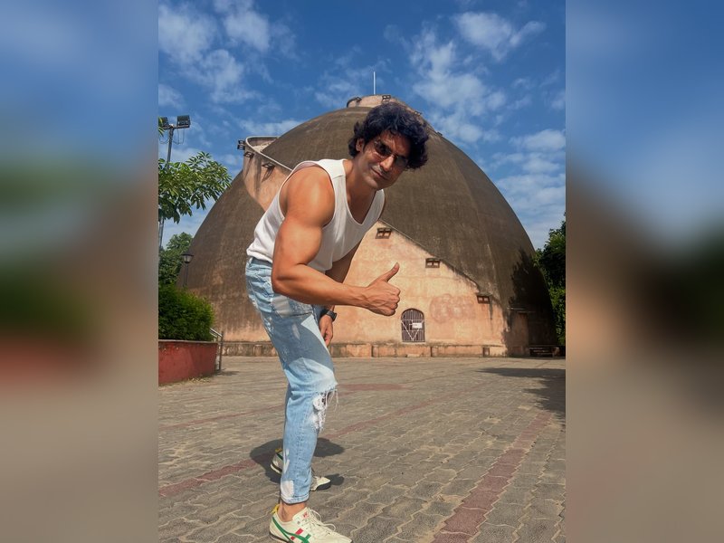 Proud son of Bihar Gurmeet Choudhary enjoys Litti Chokha during his Patna visit