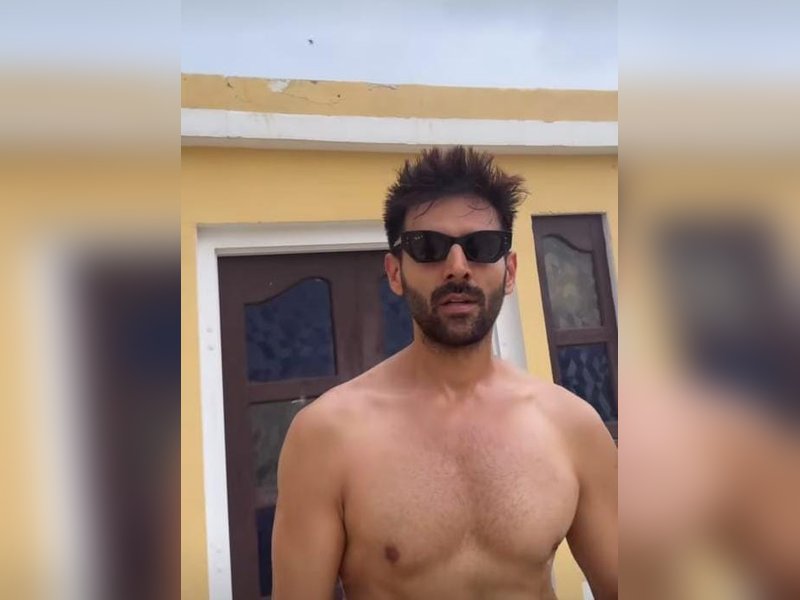 Kartik Aaryan performs pull-ups in Rajasthan