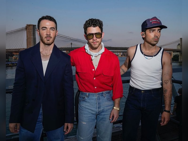 Nick Jonas shares a glimpse of his summer in the city with the Jonas brothers and Priyanka 
