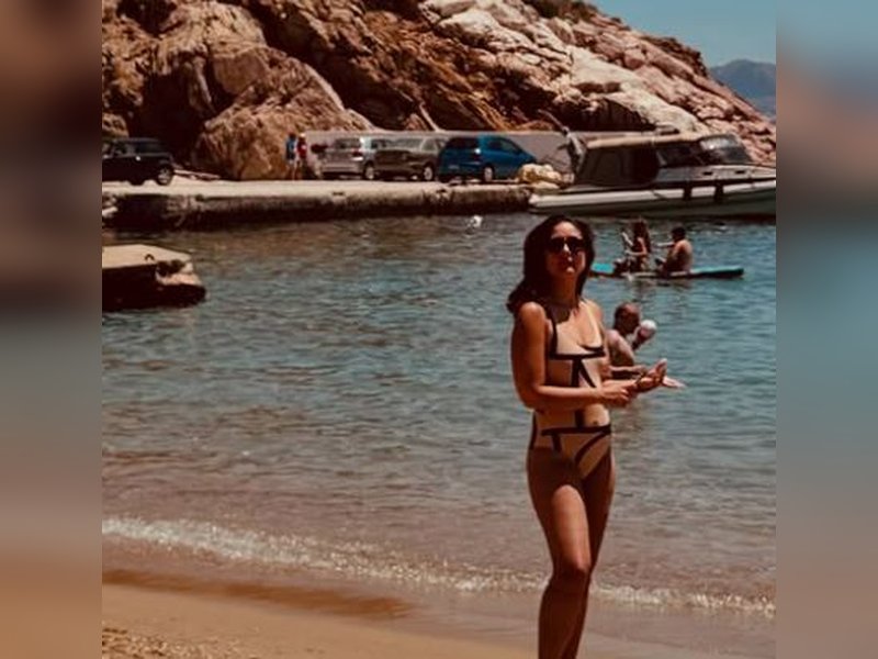 Kareena Kapoor Khan shows how it’s done, shares beach pictures from her vacation