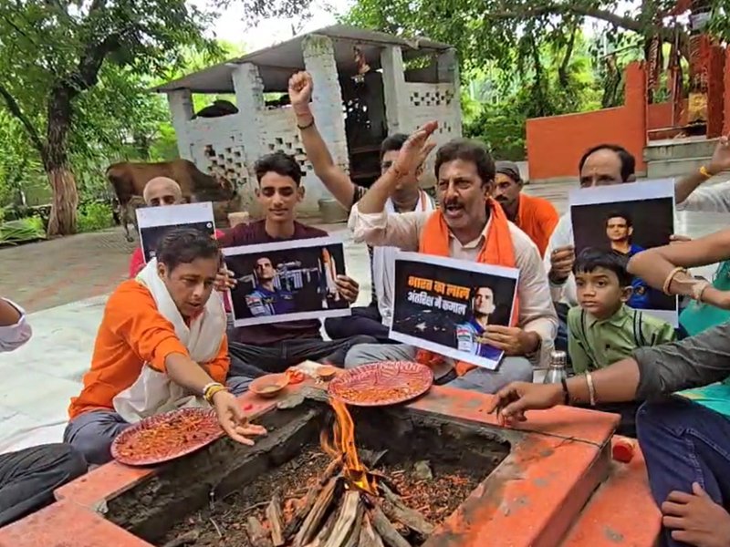Varanasi resident performs yagya-havan for astronaut Shubhanshu Shukla’s safe return from space
