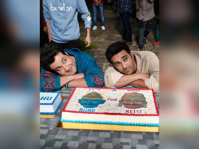 Pulkit Samrat gives a sweet peck on Varun Sharma’s cheek as they wrap up ‘Rahu Ketu’