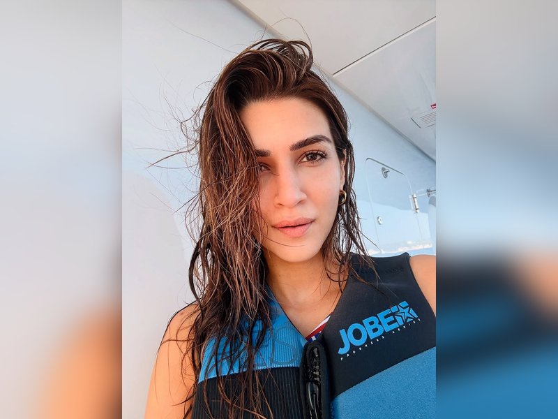 Kriti Sanon recreates Zeenat Aman's 'Samundar Mein Naha Ke' vibes during her holiday