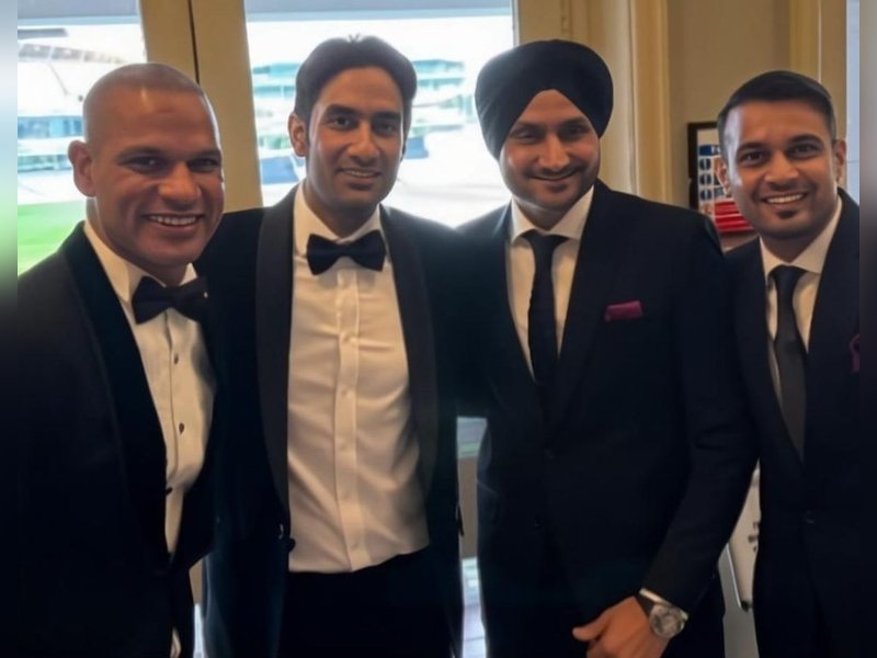 Shikhar Dhawan is a younger brother to me and I want him to keep growing, says Harbhajan Singh