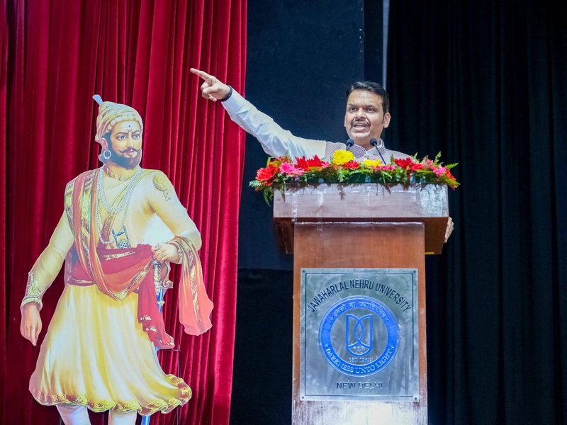 While being proud of mother tongue, one should also respect other languages: Maha CM Fadnavis 