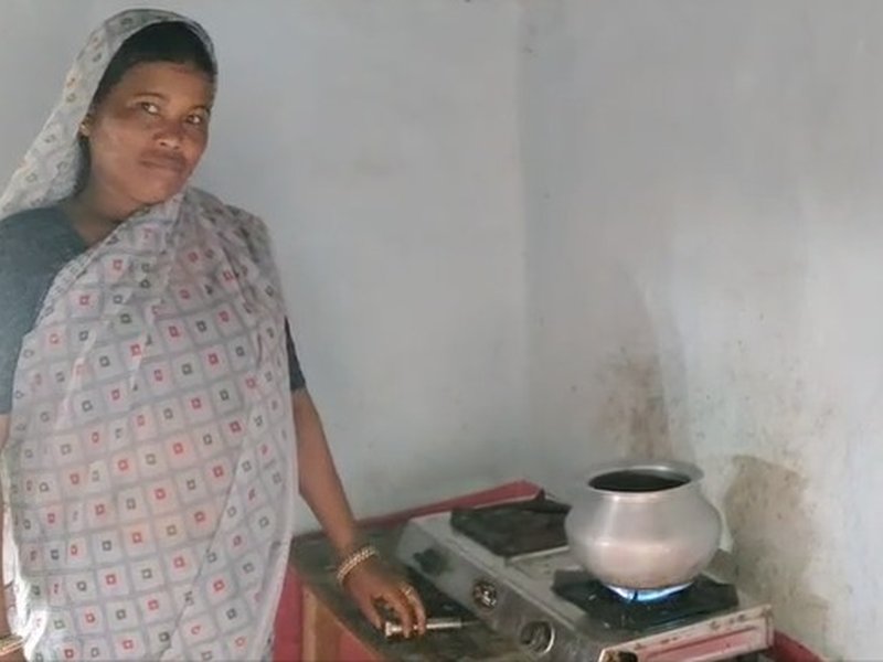 Chhattisgarh: Dhamtari women get freedom from smoke through PM Ujjwala Yojana