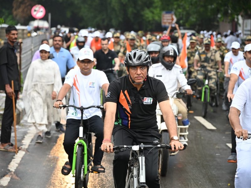 Sports Min Mandaviya leads ‘Sundays on Cycle’ honouring Kargil heroes (Credit: SAI Media)