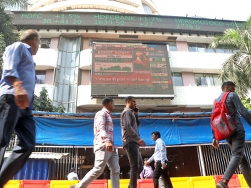  Indian stock market settles in negative territory amid selling pressure, FII outflow