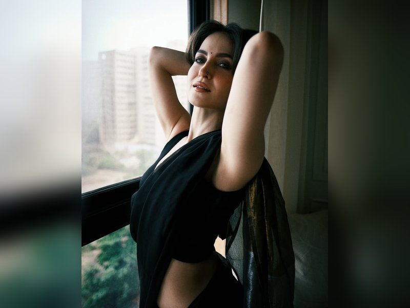 Elli AvrRam spills the beans on her relationship status: 'No hurry to settle down'