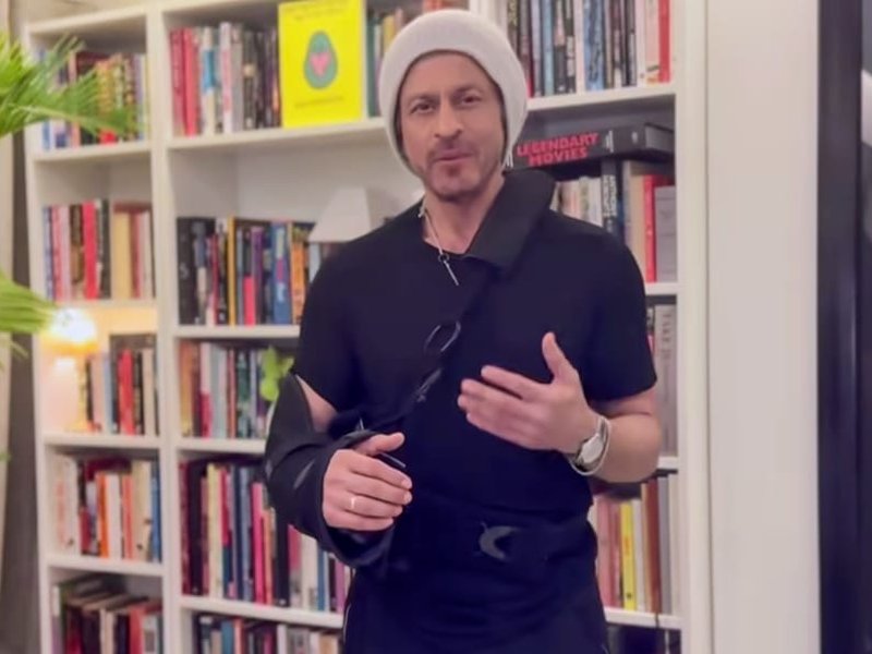 SRK appears with injured arm in special message after his National Award win: 'Award serves as reminder for me'