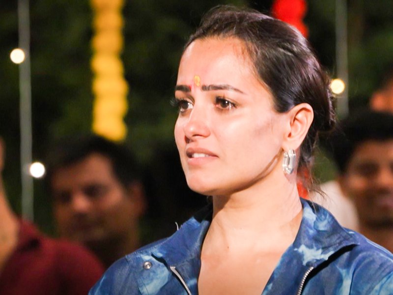 Anita Hassanandani breaks down in tears on the first night in the village on ‘Chhoriyan Chali Gaon’	