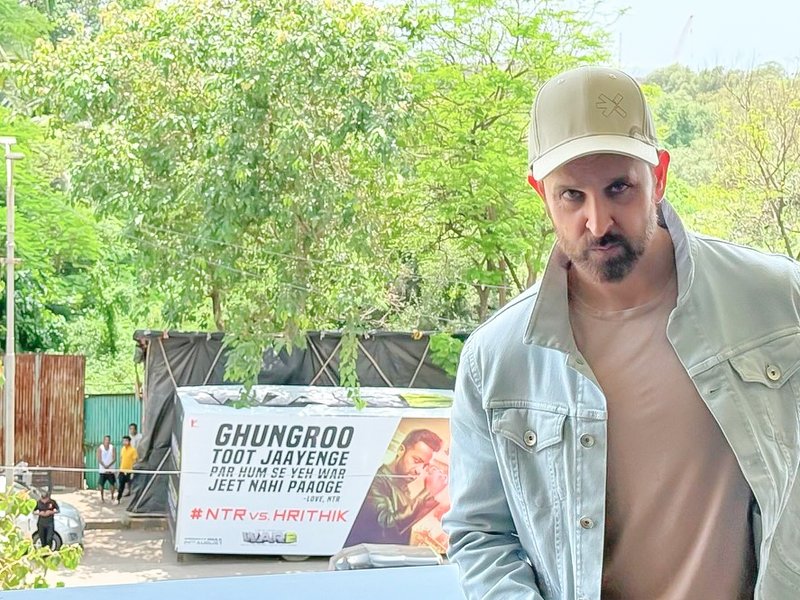 Hrithik Roshan says 'challenge accepted' after Jr NTR brings the war in front of his house