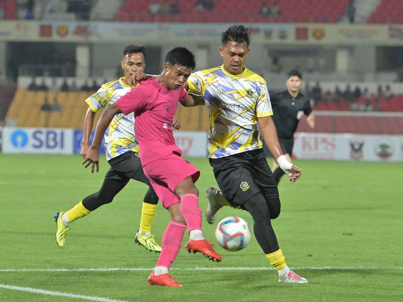 Nasir Yasa guides Malaysian Armed Forces to a narrow win over Rangdajied United in a tightly-contested Group F match of the 134th Durand Cup played at the Jawaharlal Nehru Stadium in Shillong on Tuesday. Photo credit: Durand Cup Foundation