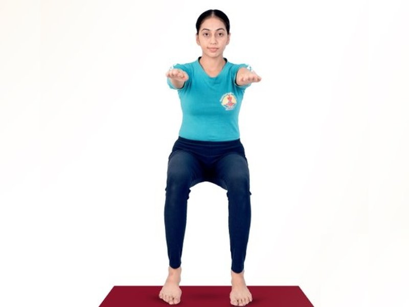 अर्ध-उकड़ू योगासन : मजबूत और स्वस्थ घुटनों के लिए करें ये मूवमेंट, सावधानी भी जरूरी