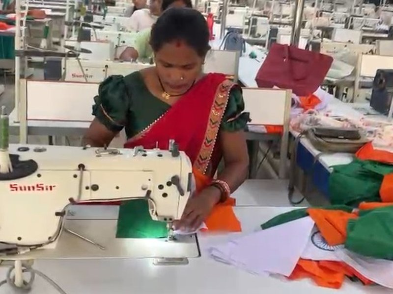 Bihan Didis receive 1.5 lakh tricolour order under Har Ghar Tiranga Abhiyan, boosting livelihoods in Chhattisgarh