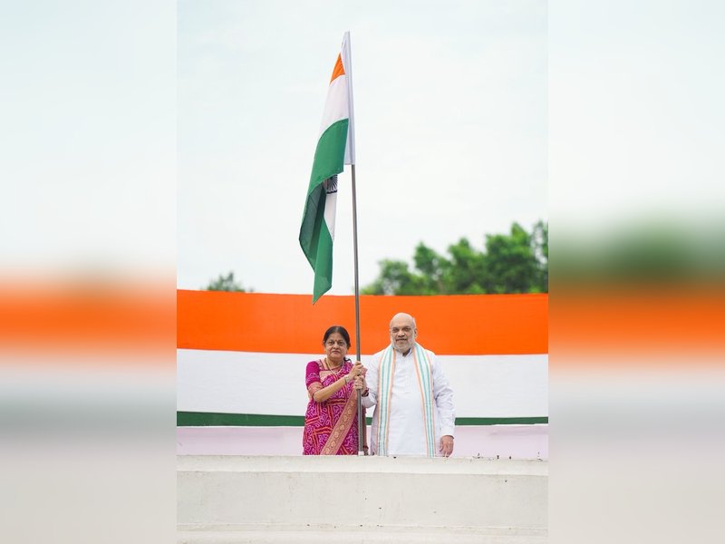 HM Amit Shah hoists Tricolour at home, calls 'Har Ghar Tiranga' a thread binding the nation