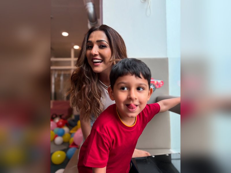  Neeti Mohan's son Aryaveer faces the camera for the first time with her 'mumma dear'