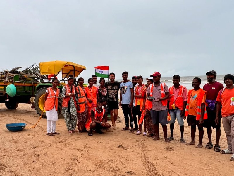 Akshay meets ‘real-life heroes keeping beaches clean’ while playing beachside volleyball