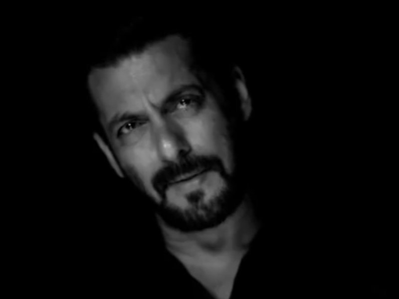 Salman Khan treats with his soulful rendition of 'Sare Jahan se Accha' this Independance Day
