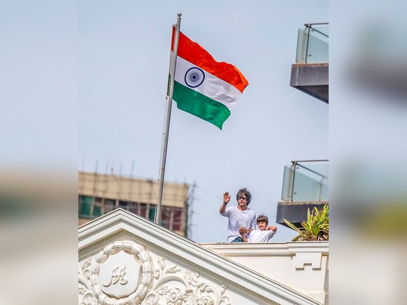 Shah Rukh Khan makes a special appearance with son AbRam on Independence Day