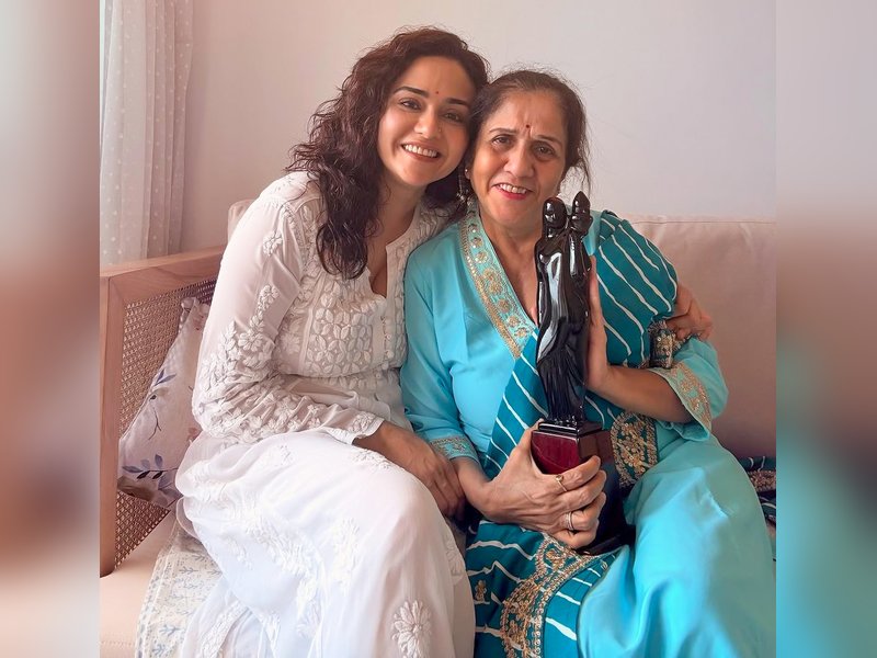 Amruta Khanvilkar finally lays her hands on Maharashtra State Film Awards trophy, shares pictures with loved ones	
