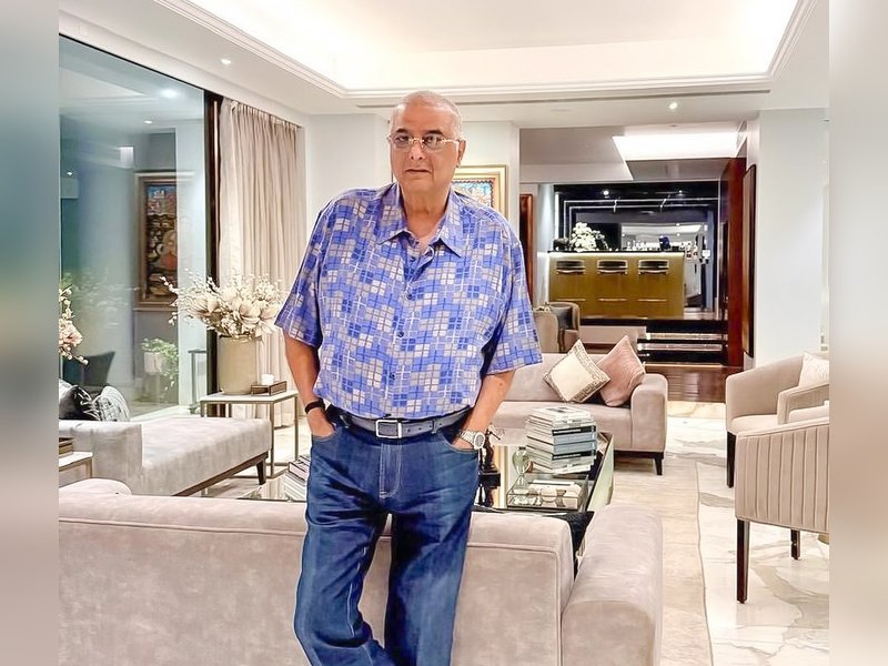 Janhvi Kapoor says 'Wow papa' as Boney Kapoor poses in altered jeans, old shirt & fresh haircut 