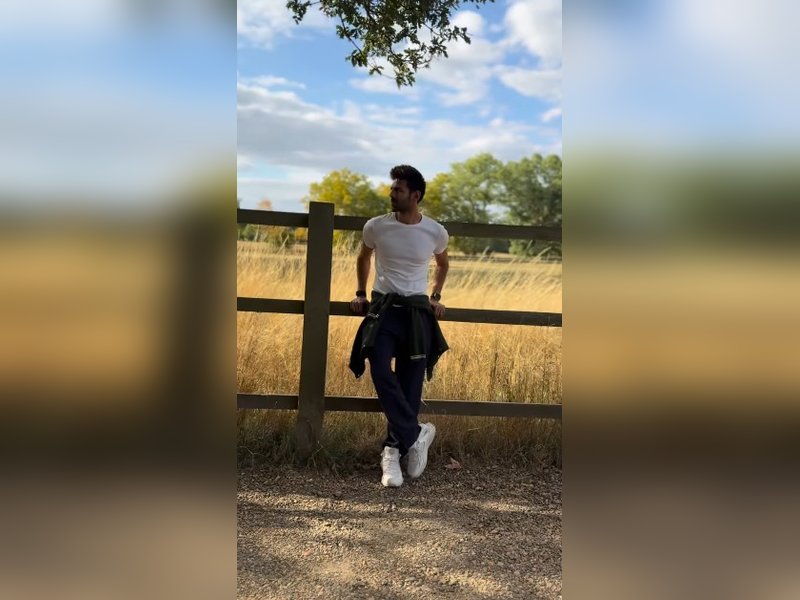 Kartik turns his ‘recharge mode on’ as he strolls amidst nature in London