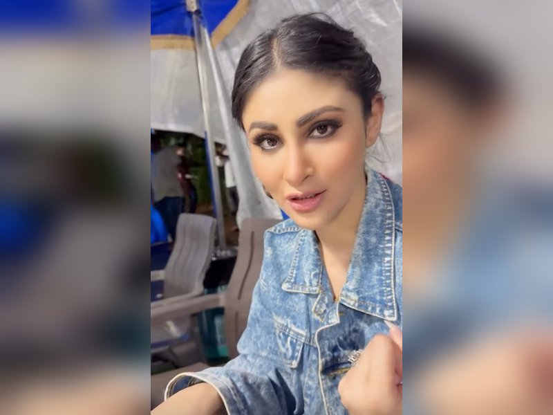 Mouni Roy gobbles Chole Bhature to stay 