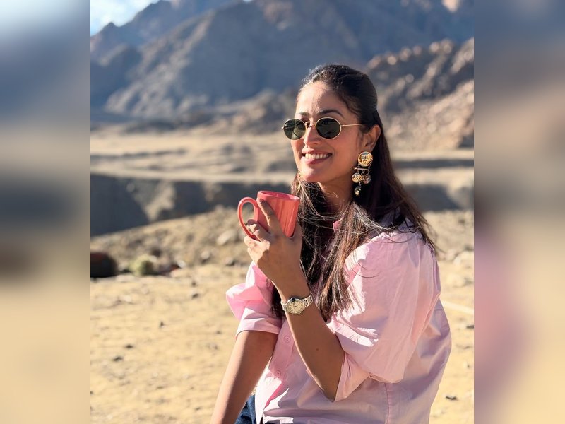 Yami Gautam enjoys a cup of “chai” in Leh with her father	