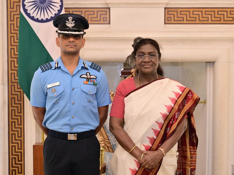 President Droupadi Murmu discusses space experience with Shubhanshu Shukla