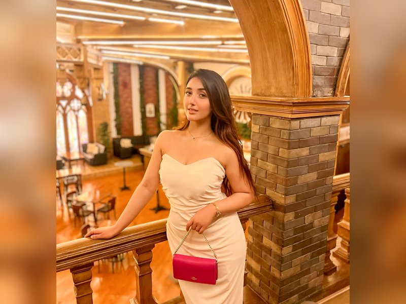 Ashnoor Kaur posts selfie with parents before entering 