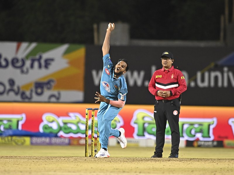 Smaran powers Gulbarga Mystics to 7-wicket victory over Bengaluru Blasters in the Maharaja Trophy TSA 10thyears.Photo credit: Poamp