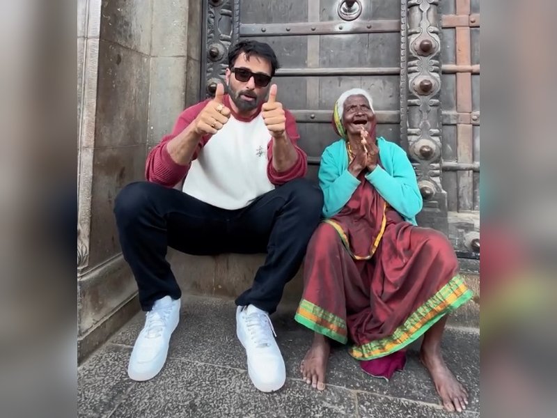 Sonu Sood jams with elderly Maharashtrian lady,  brings her talent to light