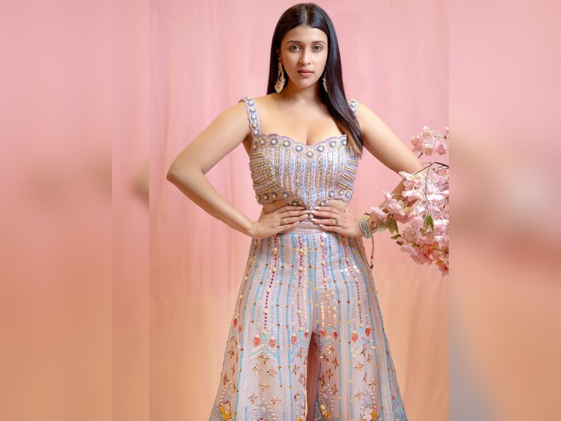 Mannara Chopra enjoys Jaipur trip with Paris return cousins
