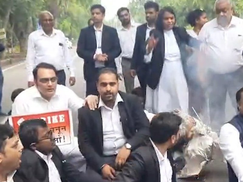 Delhi lawyers protest against L-G's virtual police deposition order