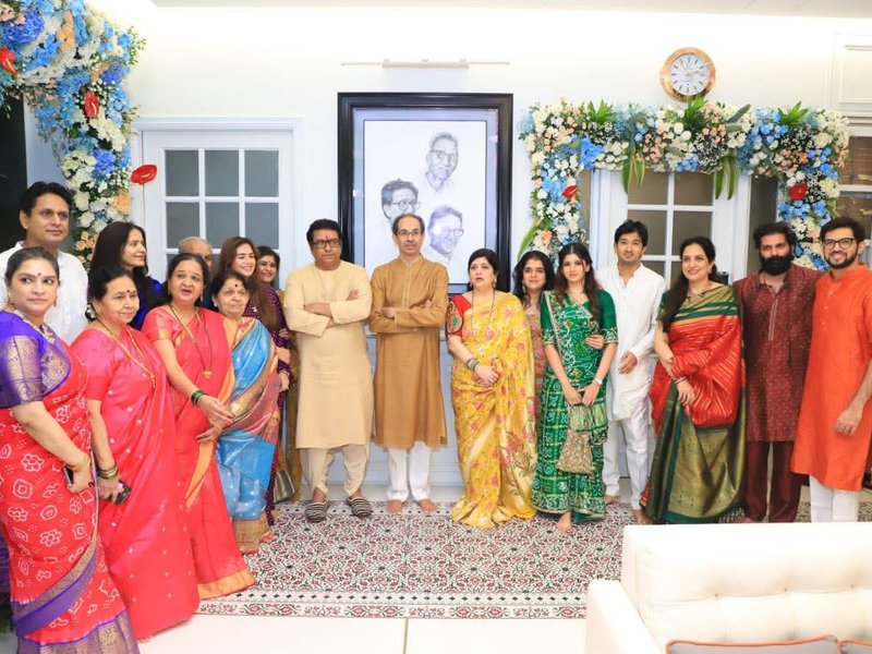 Amid tie-up talks, Uddhav visits Raj Thackeray's home for Ganesh darshan