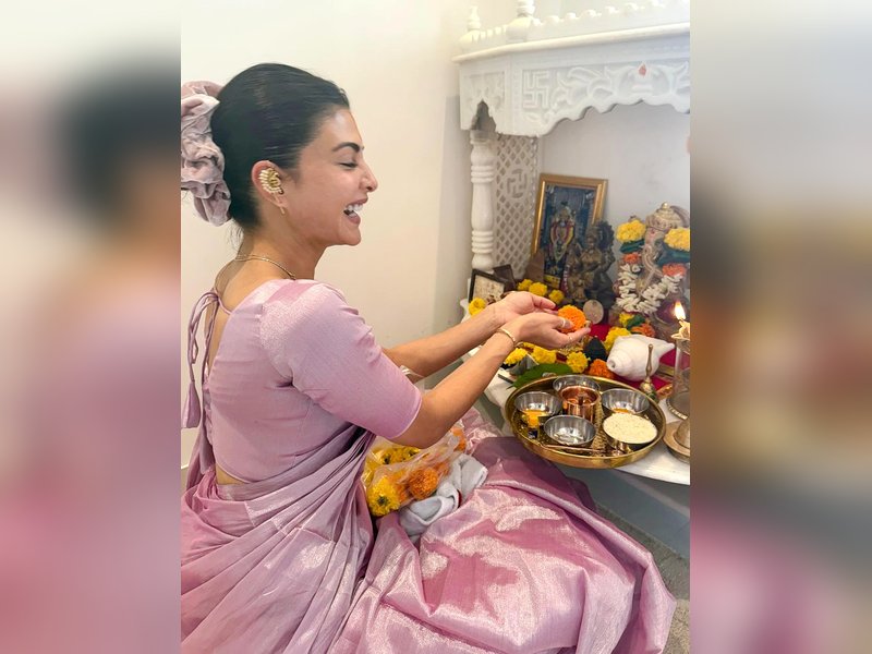 Jacqueline Fernandez welcomes Ganpati Bappa home for the first time