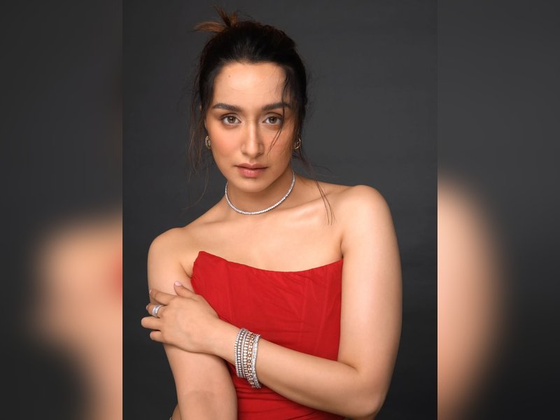 Shraddha Kapoor showcases her ‘self-made bindi’