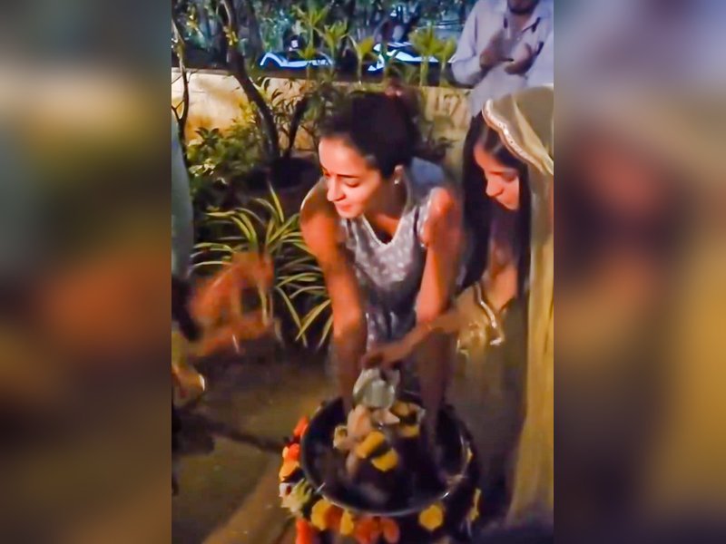 Ananya Panday performs Ganpati Visarjan, asks Bappa to 'come again next year'