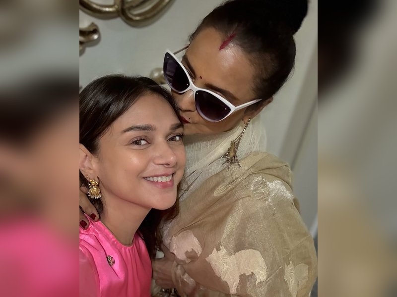 Rekha kisses Aditi Rao Hydari out of motherly love