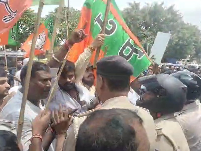 BJP-Cong workers clash in Patna over abusive remarks against PM Modi, his mother