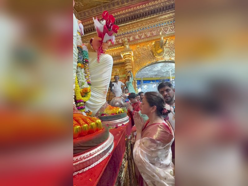 Bhagyashree takes blessing from the Lalbaugcha Raja with son Abhimanyu Dassani
