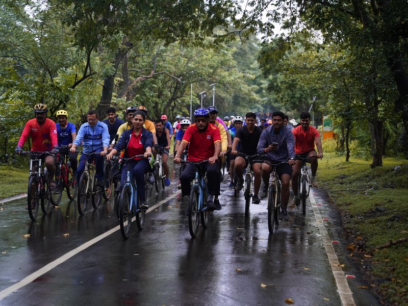 Raksha Khadse and Jackie Shroff inspire citizens at Sundays on Cycle in Mumbai (Credit: PIB)