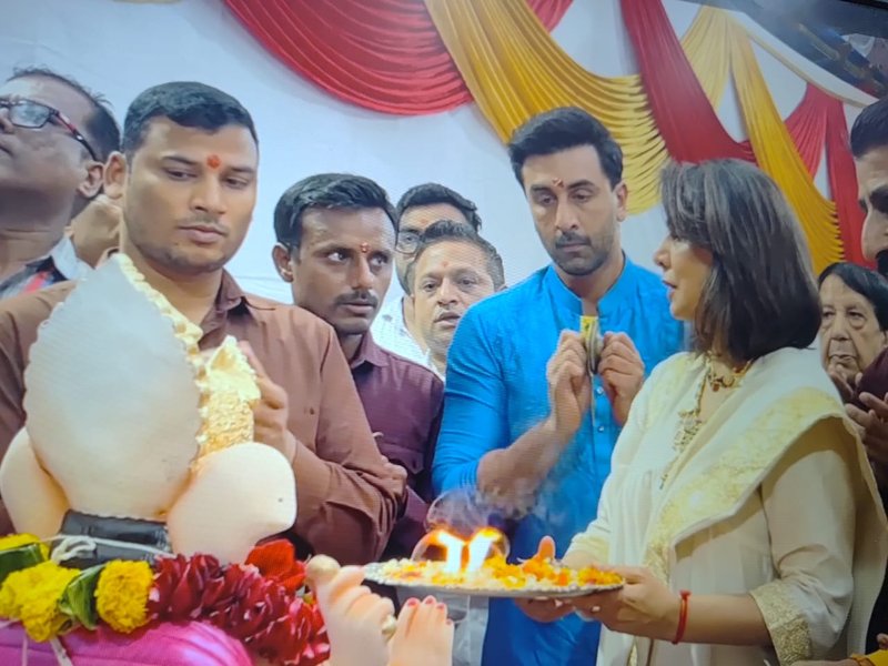 Ranbir Kapoor & Neetu Kapoor perform aarti during Ganpati Visarjan before saying goodbye to Bappa