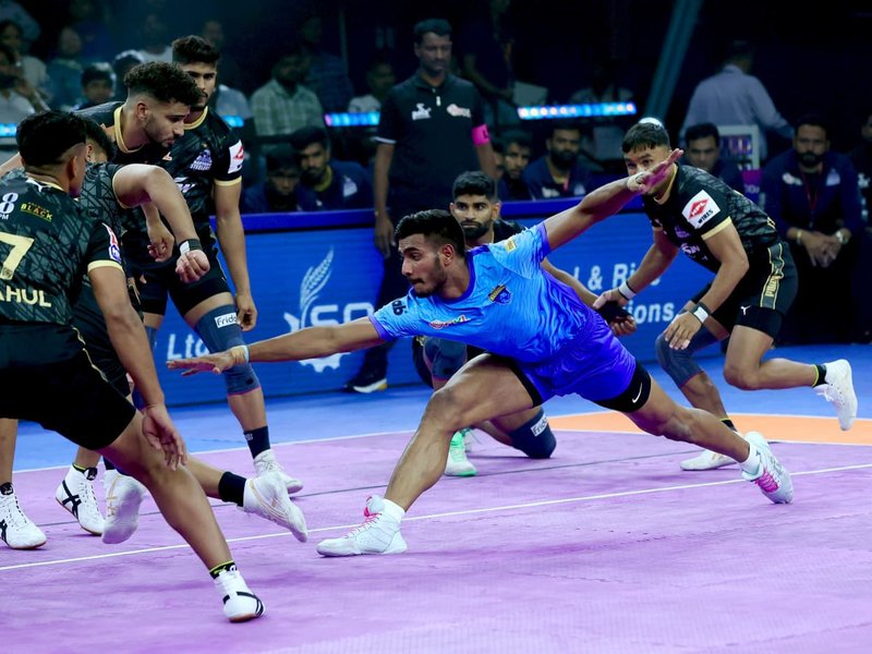 PKL 12: Devank Dalal leads way for Bengal Warriorz with statement win over Haryana Steelers (Credit: PKL)