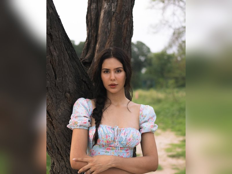 Sonam Bajwa urges all to 'come together & stand by Punjab' during this time of crisis